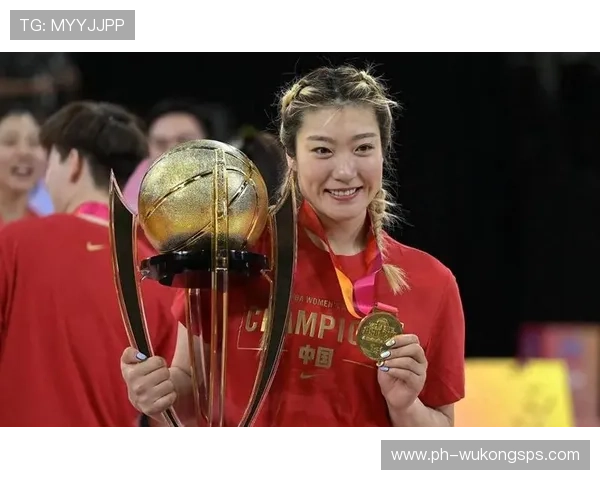 李梦训练完直接拎爱马仕去火锅店，这谁顶得住