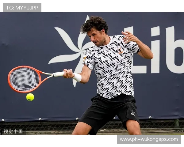 肖若腾赛前啃鸡腿的样子，像极了我熬夜追剧的嘴